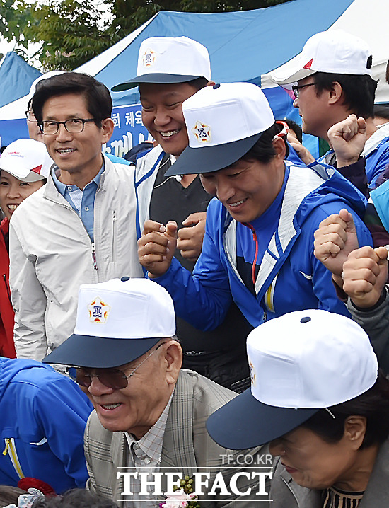 김 전 지사는 이날 전 전 대통령 후배 동문들의 수많은 기념사진 촬영 요청에도 웃으며 함께 파이팅을 외쳤고, 김문수 석자가 박힌 명함도 아낌없이 나눠줬다./대구공고=이새롬 기자