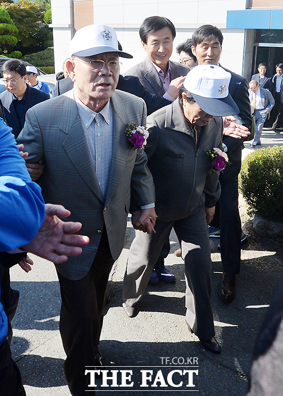 전두환 전 대통령(왼쪽)과 이순자 여사가 11일 대구시 동구 대구공업고등학교에서 열린 제36회 대구공고 총동문회 체육대회에 참석하고 있다./대구=문병희 기자