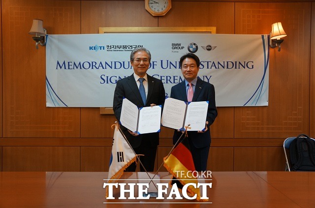 12일 BMW코리아는 전자부품연구원(KETI)과 ICT·자동차 융복합 기술의 개방형 혁신 및 사업화 추진을 위한 전략적 업무협력 양해각서(MOU)를 체결했다고 밝혔다. 김효준 BMW 코리아 대표(왼쪽), 박청원 전자부품연구원 원장 / BMW코리아 제공