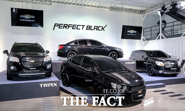 쉐보레가 주력 모델인 아베오와 크루즈, 트랙스, 올란도에 블랙을 테마로 한층 세련된 다지인을 적용한 퍼펙트 블랙 에디션을 12일 출시했다. / 쉐보레 제공