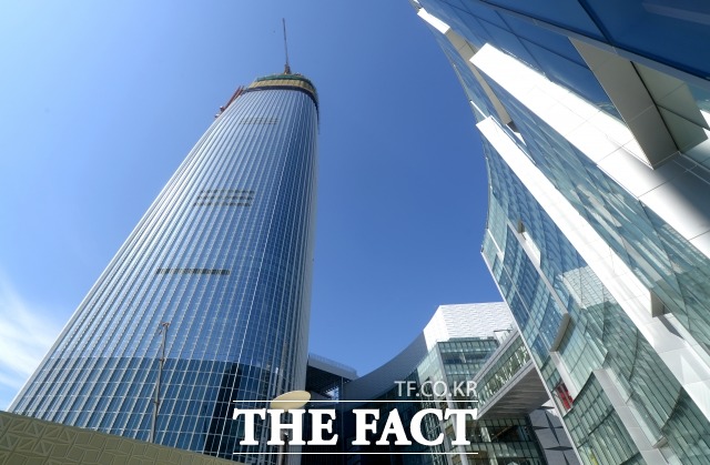 롯데건설이 12일 서울 송파구에 있는 롯데월드타워에 다이아그리드 구조물이 세워진다고 밝혔다./더팩트DB