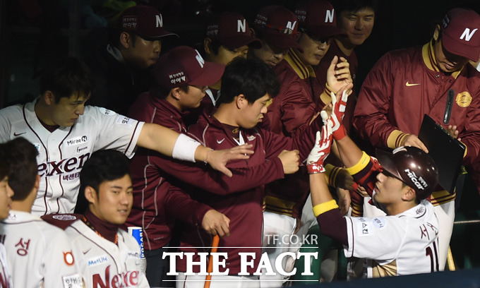 넥센 두산 준플레이오프 넥센 서건창(오른쪽에서 두 번째)이 13일 열리고 있는 두산전에서 3회말 1사서 유희관을 상대로 가운데 담장을 넘기는 솔로홈런을 터뜨린 뒤 동료들의 환영을 받고 있다. / 목동구장 = 최용민 기자