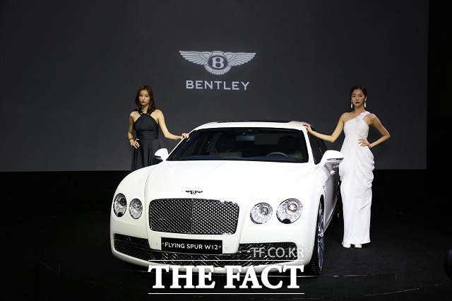 수트와 기본으로 매치되는 흰색 셔츠를 떠올리게 하는 그래시어 화이트 색상으로 완성된 화이트 에디션은 한국 백자의 아름다움과 차분하면서도 세련된 멋을 강조했다.