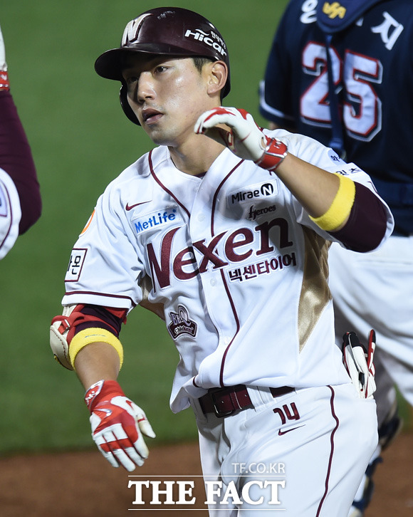 내가 쳤다 넥센 서건창이 3회 1사서 솔로 홈런을 터뜨린 뒤 기뻐하고 있다.
