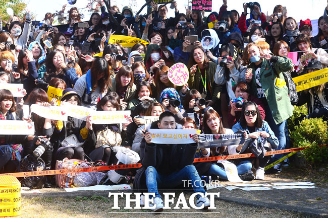 팬들과 함께 포즈를 위한 은혁. 은혁의 팬들은 입대하는 은혁을 응원하기 위해 플래카드를 준비했다. /남윤호 기자