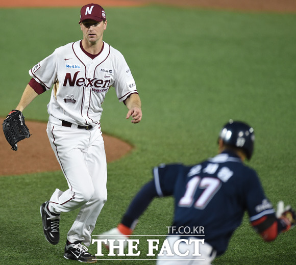 넥센 두산 준플레이오프 넥센 선발 앤디 밴헤켄(왼쪽)이 13일 열리고 있는 두산과 준플레이오프 3차전에서 3회초 오재원의 투수 앞 땅볼 때 볼을 쫓아갔으나 놓치고 있다. / 목동구장 = 최용민 기자