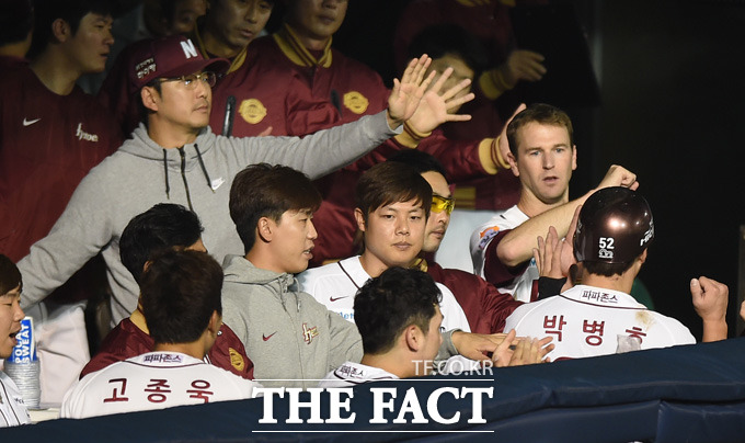 넥센 박병호가 5회말 김민성의 좌익수 희생플라이 때 득점에 성공한 뒤 더그아웃에서  동료들의 환영을 받고 있다.