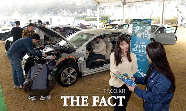 현대기아자동차는 오는 17일까지 나흘 동안 경기도 화성시에 있는 남양연구소에서 협력사 신기술 전시, 기술 교류 세미나, 경쟁 차량 비교 전시 등을 한 자리에서 만나볼 수 있는 2015 R&D 협력사 테크 페스티벌을 개최한다. / 현대기아자동차 제공