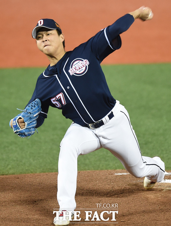 두산 2-2 넥센. 두산 선발 이현호가 14일 열리고 있는 넥센과 준플레이오프 4차전에서 2회말 견제 실책으로 동점을 허용했다. / 목동구장 = 최용민 기자