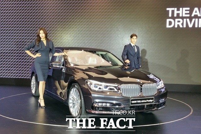 14일 BMW코리아는 인천 영종도에 있는 BMW 드라이빙 센터에서 뉴 7시리즈 신차 발표회를 열고 지난 2008년 출시된 5세대 모델에 이어 7년 만에 혁신적인 첨단기술과 새롭게 바뀐 디자인을 적용한 6세대 모델을 공개했다. / 영종도 = 서재근 기자