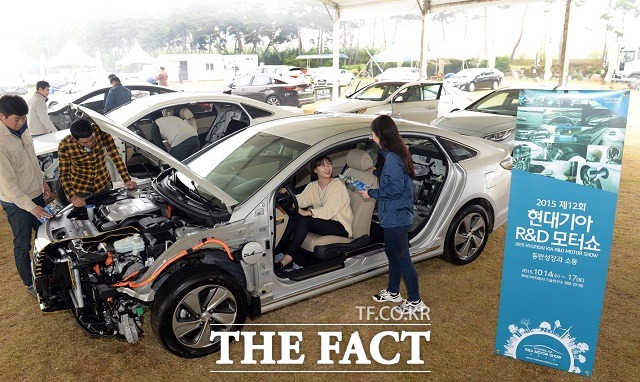 현대·기아차는 올해로 12회째를 맞은 R&D 모터쇼에서 동반성장과 소통을 주제로 완성차 87대와 절개차량·차체골격 4대를 비롯해 친환경, 연비, 경량화 관련 신기술을 대거 전시했다.
