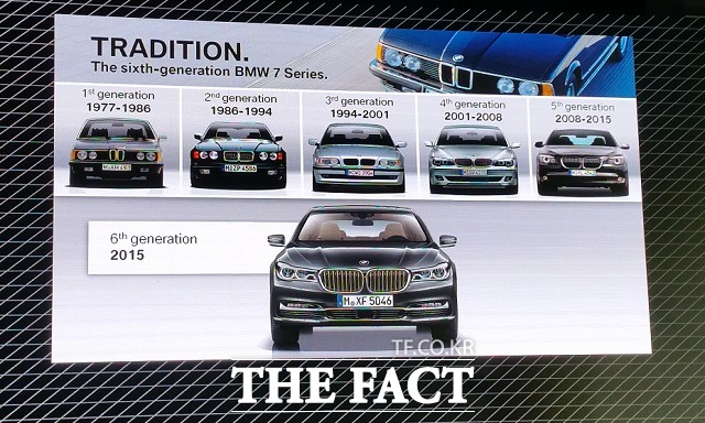 뉴 7시리즈는 i드라이브 조작 시스템 모니터에 최초로 터치 패널 스크린을 적용해 운전자가 화면 터치를 통해 기능을 선택하고 활성화할 수 있도록 했다.