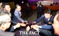 [TF포토] 2015 동아시아 뉴미디어 포럼, '성공적 개최를 축하하며!'