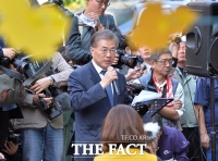[TF사진관] 국정교과서 반대 문재인...'수요집회에서도 계속되는 홍보전'
