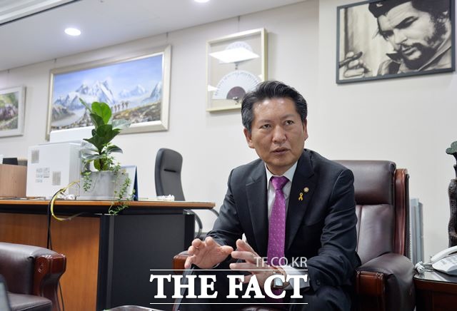 정 의원이 역사교과서 국정화의 문제점을 설명하고 있다. /국회=문병희 기자