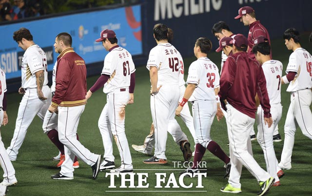 아쉽다 넥센 선수들이 14일 열린 두산과 포스트시즌 준플레이오프 4차전에서 9-11로 역전패한 뒤 퇴장하고 있다. / 목동구장 = 최용민 기자