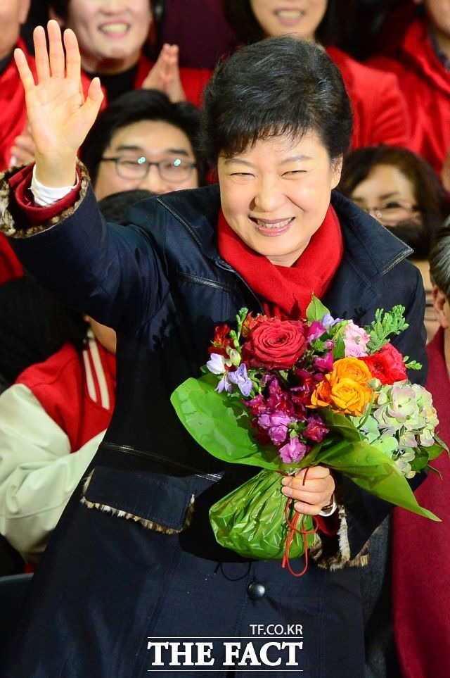 보호색은 붉은 옷 박근혜 대통령이 지난 2012년 대통령 당선 당시 여의도 새누리당 당사에서 붉은 옷을 입고 환하게 웃고 있다./이새롬 기자