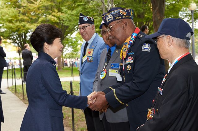 박근혜 대통령이 방미 첫 일정으로 14일(현지 시각) 워싱턴 링컨기념관인근 한국전 참전 기념비 공원을 찾아 참전용사들과 악수를 하며 반갑게 인사를 나누고 있다. /청와대 제공