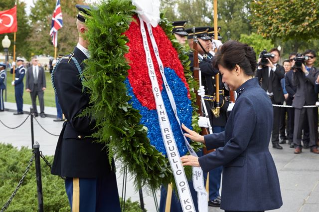 박 대통령은 어려울 때 도와주신 분들을 잊지 않겠다는 한국 국민들의 마음을 전하기 위해 가장 먼저 이곳을 찾았다고 밝혔다. 박 대통령이 헌하 뒤 묵념을 하고 있다. /청와대 제공