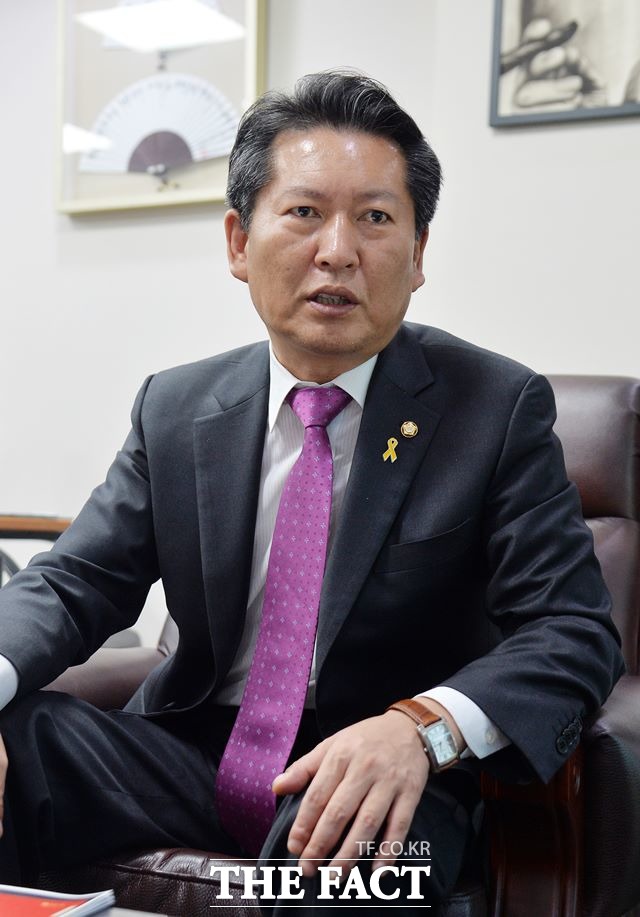 정 의원은 김일성 주체사상을 우리 아이들이 배우고 있다는 주장은 명백한 허위사실이다. 만약 가르치고 있다면 황우여 교육부 장관은 반국가단체 수괴로 처벌해야 한다고 목소리를 높였다.