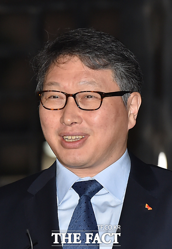 15일 SK그룹은 SK 청년 비상 프로젝트를 운영할 대학의 지원자격과 지원 사항 등을 알리는 모집 공고를 16일 발표하고 청년 기업가 양성에 돌입한다고 밝혔다. 최태원 SK그룹 회장 / 더팩트 DB