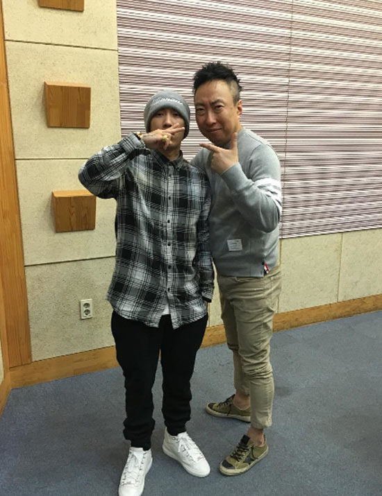래퍼 도끼가 자신의 수입을 밝혔다. 도끼(왼쪽)는 15일 KBS 쿨FM 박명수의 라디오쇼에 출연해 연봉과 한 달 수입을 공개했다. /도끼 인스타그램