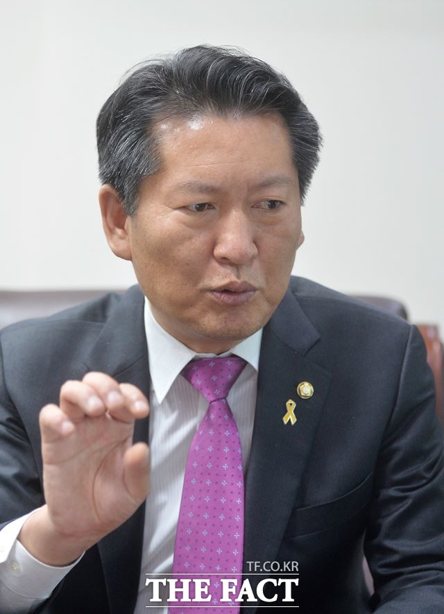 정청래(50·마포을·재선) 새정치민주연합 의원은 정부와 여당의 역사교과서 국정화는 한국판 우상화 정책이라고 비난했다. /국회=문병희 기자