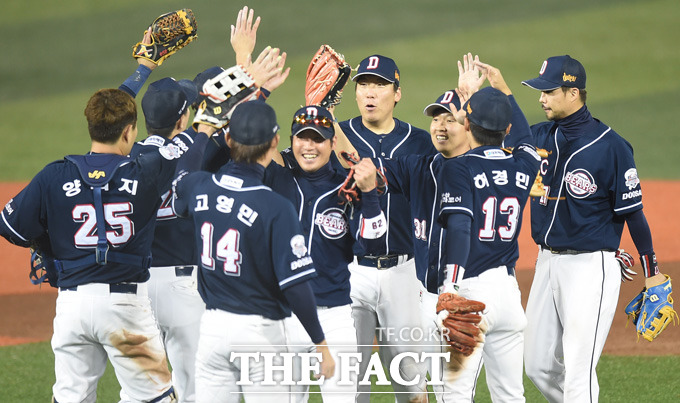 승부는 9회부터! 두산이 14일 넥센과 준플레이오프 4차전에서 9회 6점을 뽑으며 11-9 역전승을 거둔 가운데 경기 종료 후 선수들이 환호하고 있다. / 목동구장 = 최용민 기자