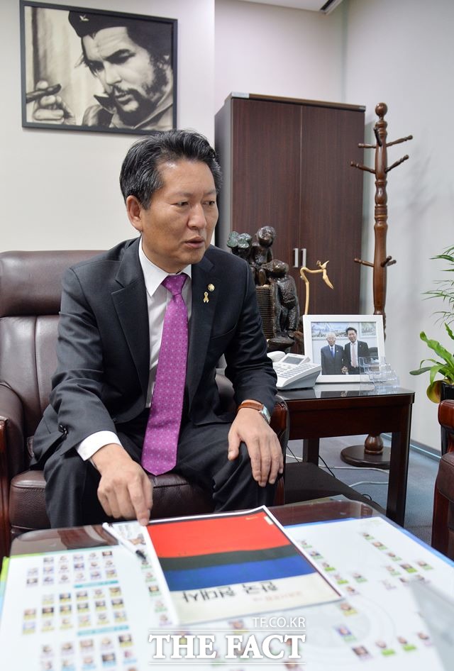 정 의원이 보수단체의 교과서를 보여주며 5·16 군사쿠데타와 일제강점기를 근대화 시켰다고 한다고 지적했다. /국회=문병희 기자