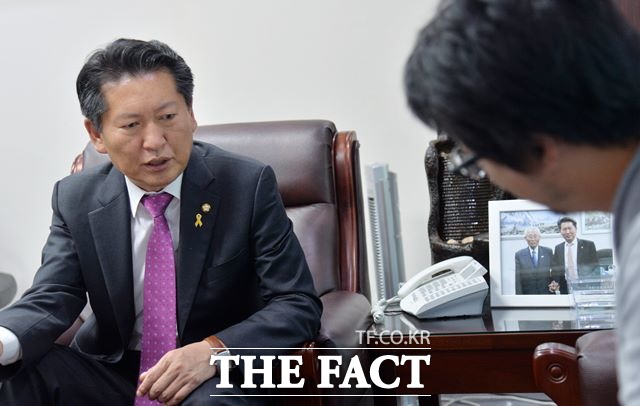 정 의원은 정부와 여당이 역사교과서 국정화를 추진하면서 헌법전문을 부정하고 있다고 비판했다. /국회=문병희 기자