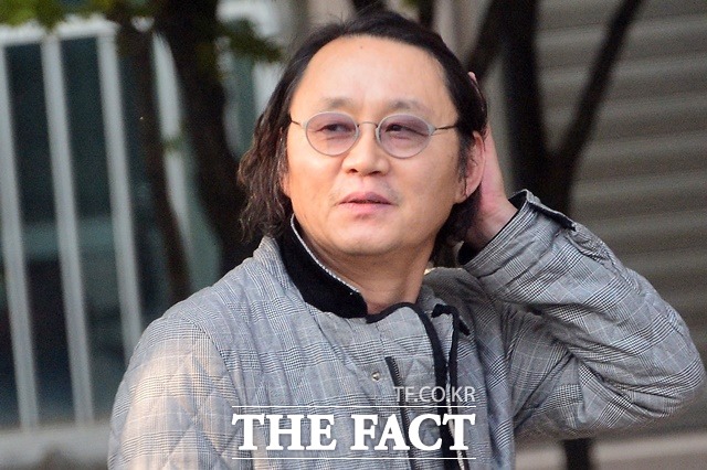 짙은 색 안경을 낀 윤 전 대변인이 취재진의 질문에 답하고 있다./김포=남윤호 기자