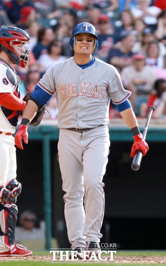 추신수 홈런에도… 추신수가 15일 열린 토론토와 메이저리그 포스트시즌 아메리칸리그 디비전시리즈 5차전에서 솔로 홈런을 터뜨렸으나 팀은 역전패하며 탈락했다. / 더팩트 DB