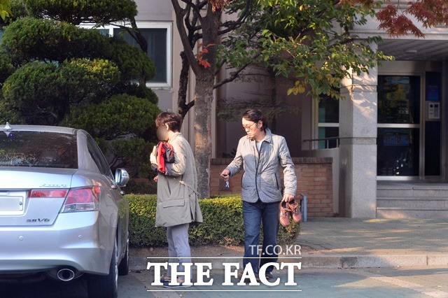 윤 전 대변인과 아내가 자택 앞에서 외출 준비를 하고 있다./김포=남윤호 기자