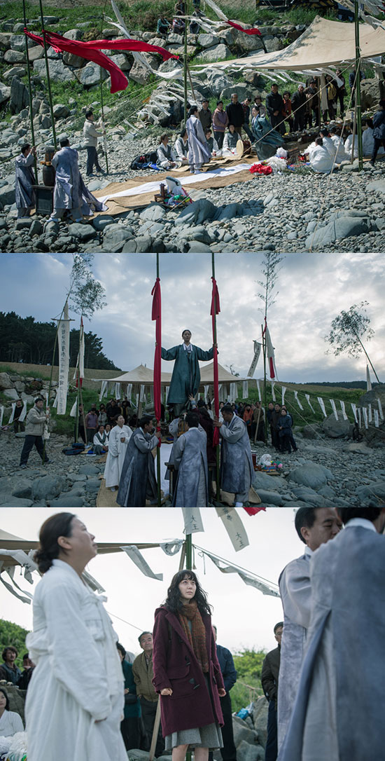 남다른 현실감과 공포 자아내는 그놈이다 촬영 현장. 오는 29일 개봉을 앞둔 영화 그놈이다의 천도재 촬영 현장이 공개됐다. /CGV아트하우스 제공