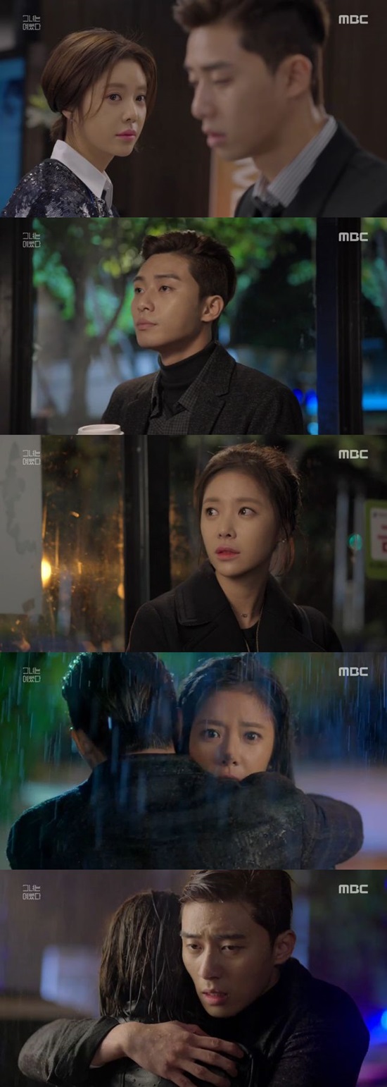 그녀는 예뻤다 드디어 사랑 시작. 그녀는 예뻤다 남녀 주인공 박서준(맨 아래) 황정음이 포옹으로 마음을 확인하기 이르렀다. /그녀는 예뻤다 방송 캡처