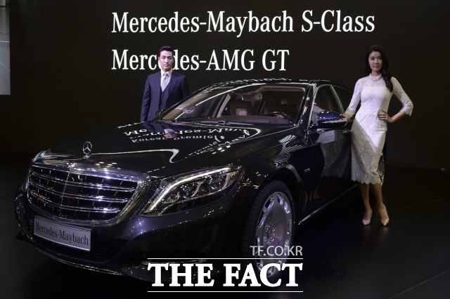 V12 가솔린 엔진이 적용된 확장형 최상위 모델인 메르세데스 마이하브 S클래스의 가격이 2억 원을 넘어선다.