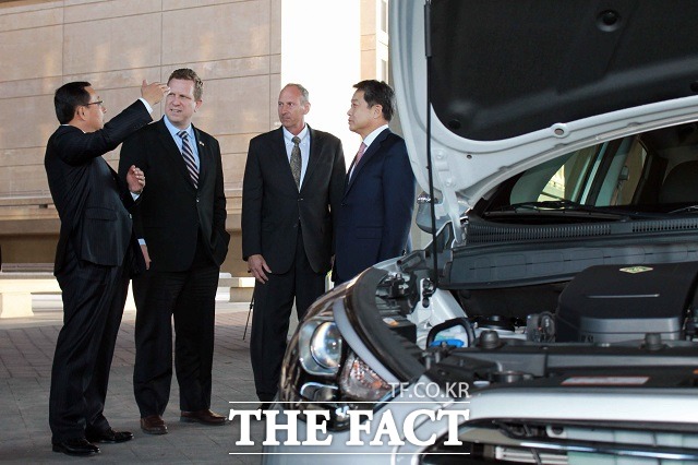 15일(현지시간) 방미 경제사절단으로 참석한 정진행 현대자동차 사장 일행은 워싱턴 미국 에너지부에서 수소연료전지차 확산을 위한 양측 협력 방안을 논의하고 투싼 수소연료전지차 시승회를 진행했다. 조성환 미국기술연구소(HATCI) 전무, 데이비드 다니엘스 미국 에너지부 차관보, 존 주리가 미국기술연구소(HATCI) 이사, 정진행 현대차그룹 사장(왼쪽부터) / 현대자동차 제공