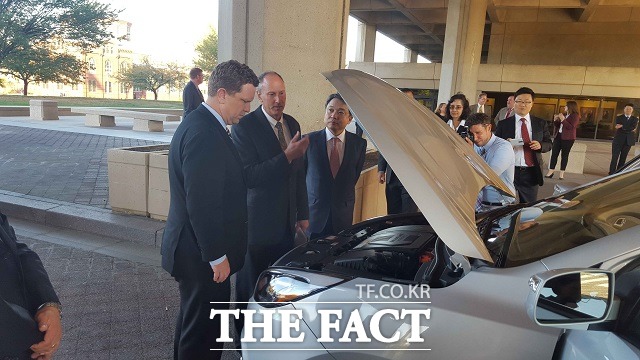 간담회가 끝나고 관계자들은 직접 투싼 수소연료전지차를 타고 미국 에너지부 건물 인근을 주행하며 최고 수준의 친환경성과 상품성을 체험했다. 데이비드 다니엘스 미국 에너지부 차관보, 존 주리가 미국기술연구소(HATCI) 이사, 정진행 현대차그룹 사장(왼쪽부터)