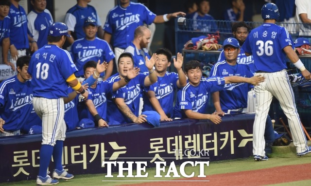 삼성 선수 원정 도박 연루 의혹 15일 삼성 라이온즈 선수 세 명이 마카오 원정 도박을 했다는 보도가 나왔다. 사진은 지난 8월 31일 열린 두산전에서 기뻐하는 장면. / 잠실구장 = 최용민 기자