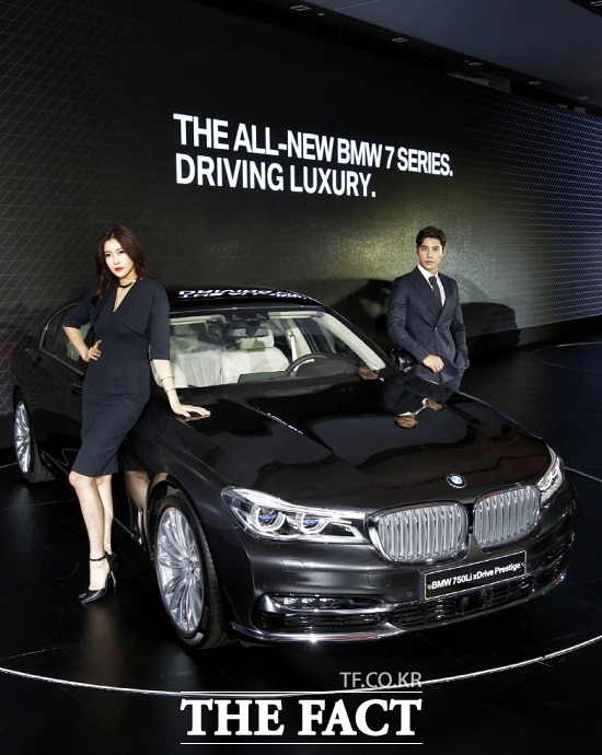 수입차 업계 1,2위를 두고 메르세데스-벤츠와 각축전을 벌이고 있는 BMW가 초대형 세단 시장에서 정면승부를 펼친다. BMW 뉴 7시리즈 / 더팩트 DB
