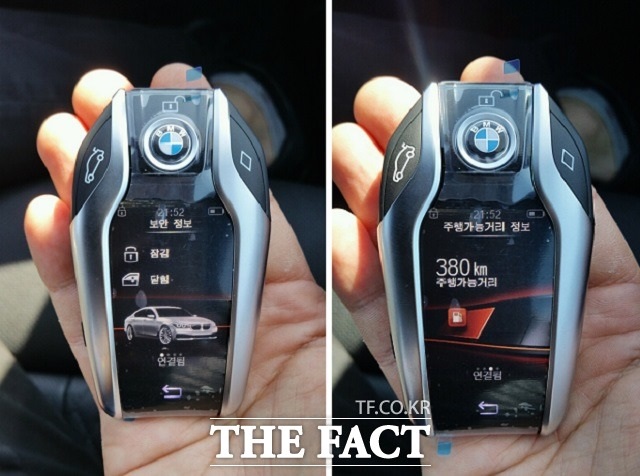 BMW 최초로 적용된 LCD 디스플레이 키는 최대 300m 범위 내에서 도어의 개폐여부와 주행 가능 거리, 차량의 이상 여부 등 다양한 정보를 간편하게 확인할 수 있다.