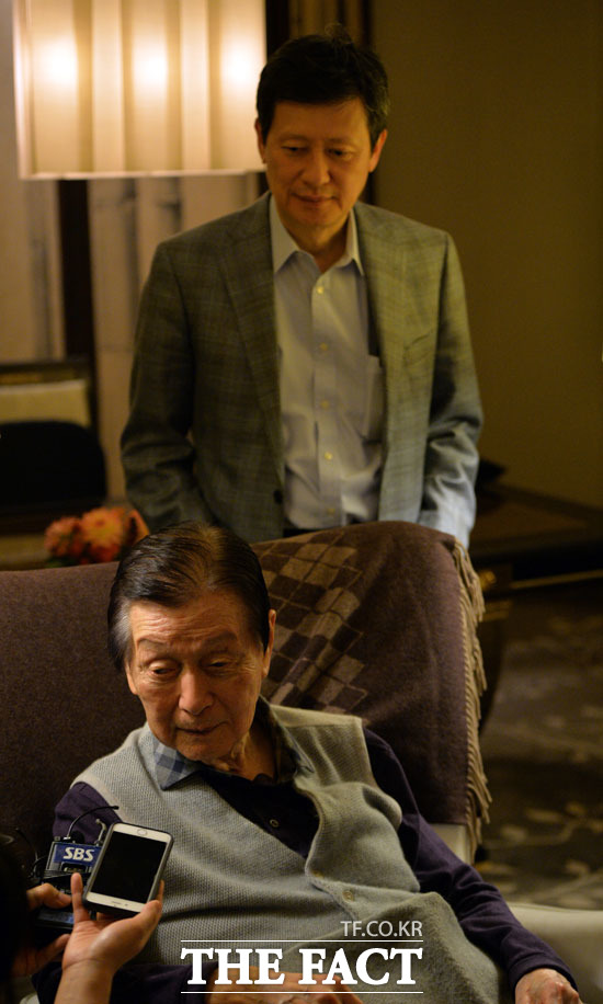 신격호 롯데그룹 총괄회장이 16일 오후 서울 소공동 롯데호텔 34층 자신의 집무실에서 취재진들과 만나 장남 신동주 SDJ코퍼레이션 회장을 지지할 것을 공개적으로 밝혔다. /남윤호 기자