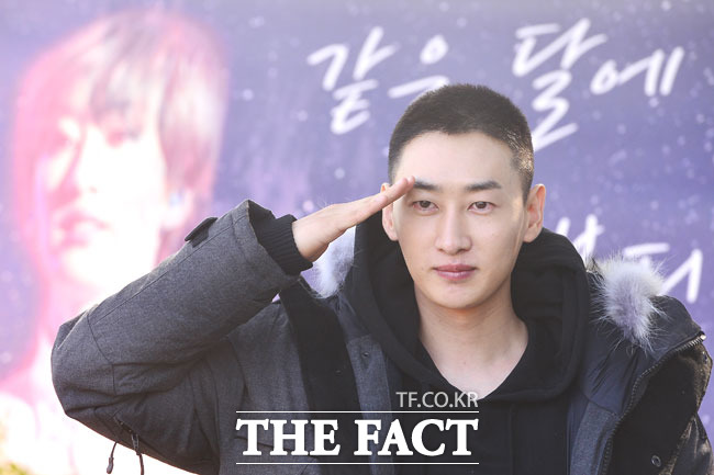 입대를 앞둔 은혁이 팬들 앞에서 인사를 하고 있다. 은혁은 지난 13일 강원도 춘천시에 위치한 102 보충대에 입소했다. /남윤호 기자