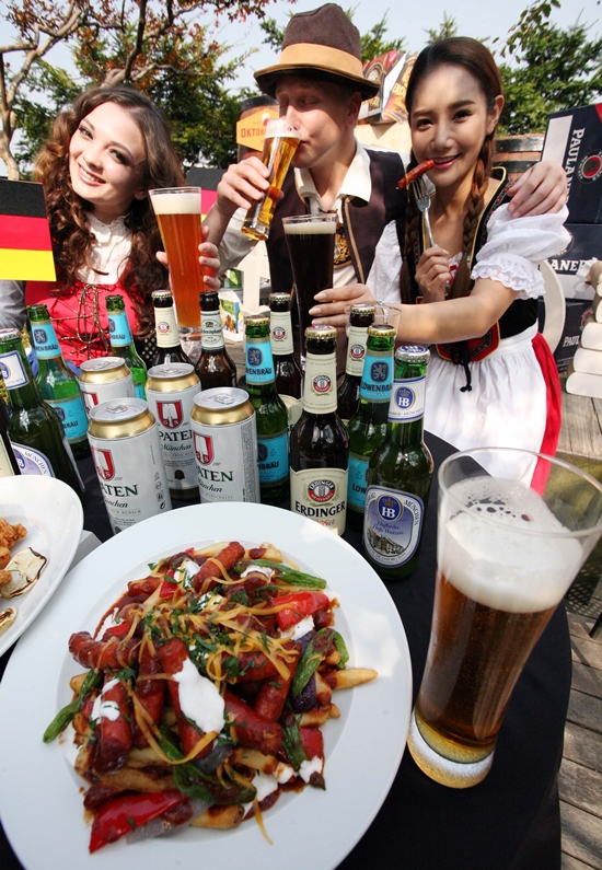 신세계백화점은 오는 25일까지 본점 11층 야외 옥상 정원에 테이블을 비치해 맥주와 음식을 즐길 수 있는 신세계 옥토버 페스트를 진행한다. /신세계 제공