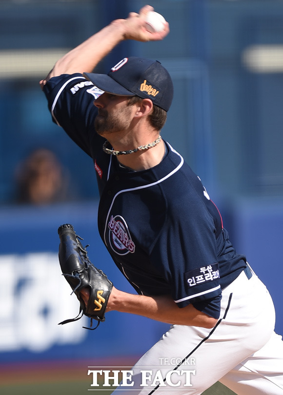 니퍼트 완봉쇼! 니퍼트가 18일 마산구장에서 열린 2015 타이어뱅크 KBO 리그 플레이오프 1차전 NC 다이노스와 원정 경기에 선발 등판해 완봉승을 거두고 데일리 MVP로 선정됐다. / 마산구장 = 최용민 기자
