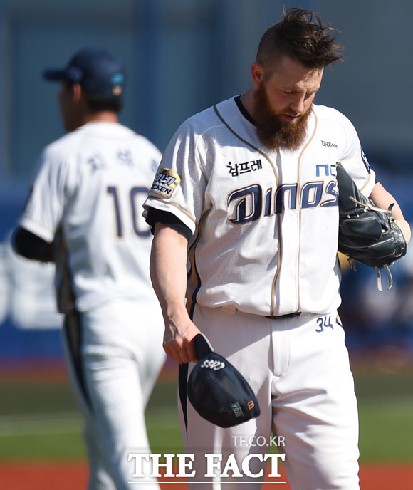 NC 불펜 가동! NC는 18일 마산구장에서 열리고 있는 2015 타이어뱅크 KBO 리그 플레이오프(5전 3선승제) 1차전 두산 베어스와 홈 경기에서 5회 시작과 선발 해커를 내리고 불펜을 가동했다. / 마산구장 = 최용민 기자