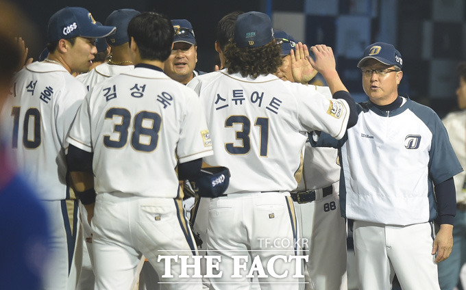 NC가 8회말 극적인 뒤집기에 성공하며 2-1로 역전승을 거둔 가운데 김경문 감독이 선수들과 하이파이브를 나누고 있다.
