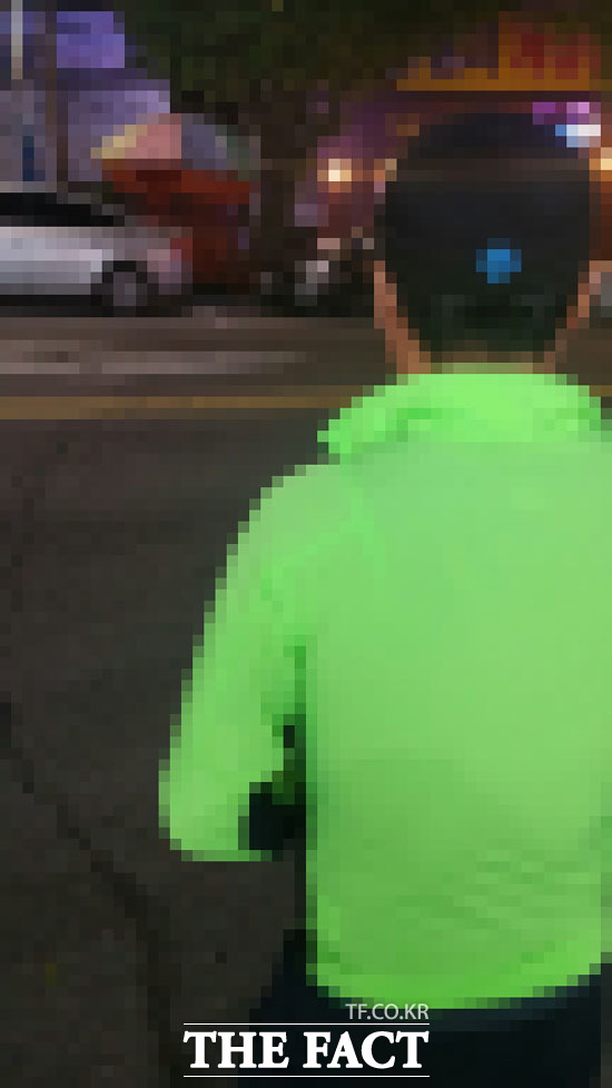 20일 새벽 인천 신세계백화점 무릎 사과 영상 게시자는 <더팩트> 취재진에 해당 영상을 촬영한 계기와 신세계백화점 측의 부적절한 대응에 대해 성토했다. 사진 촬영에 부담스러워한 게시자는 뒷모습만 허락하며 모자이크를 요청했다./ 사진=박대웅 기자