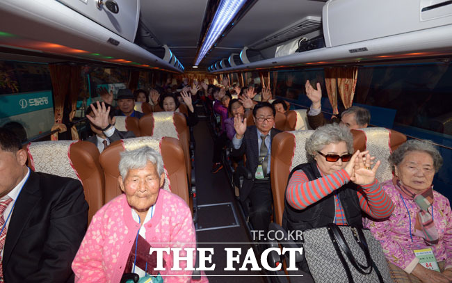 북측 이산가족을 만나러 가기 위해 버스에 오른 남측 이산가족들./속초=임영무 기자