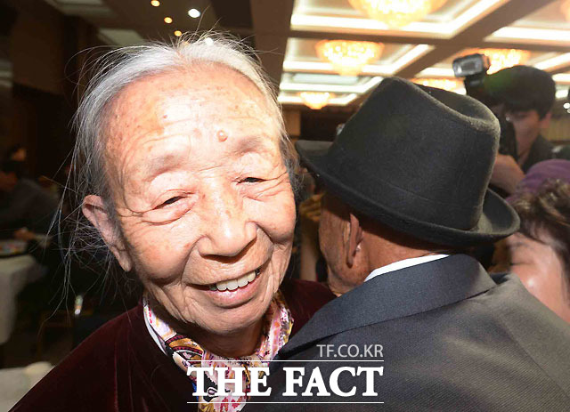 수줍은 새색시 미소  남측 이순규(85) 할머니가 북측의 남편 오인세 씨와 만나 포옹을 하며 미소 짓고 있다.